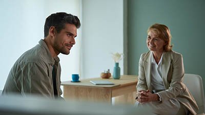 Мужчина разговаривает с врачом на консультации